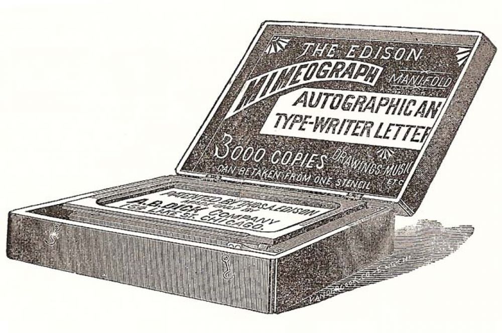 В середине 1870-х Томас Эдисон изобрёл мимеограф – относительно небольшое устройство для трафаретной печати для тиражирования книг малыми и средними партиями. Мимеограф состоял из электрического пера и копировального ящика.