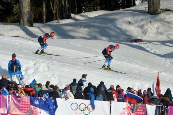 На одном из крутых спусков перед Устюговым упало сразу два лыжника. Сергей попытался их объехать, но россиянин буквально врезался в своих соперников. 