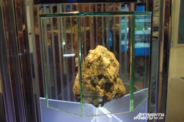 Одна из «изюминок» экспозиции - кусочек челябинского метеорита