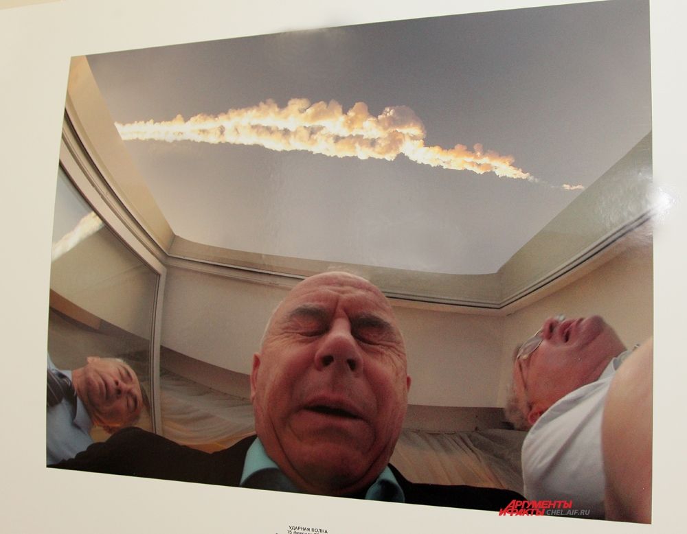 Автор снимка, Вячеслав Бакин, держал камеру объективом вверх, в этот момент мощный взрыв от ударной волны, и Вячеслав нажимает кнопку затвора.