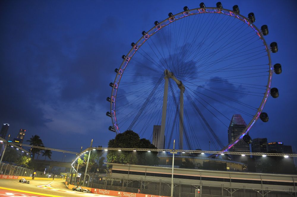 Самым высоким на сегодняшний день является колесо Singapore Flyer, достигающее 165 метров. Оно состоит из 28 кабинок, каждая из которых рассчитана на 28 человек. Это колесо строилось три года и было открыто в 2008 году.