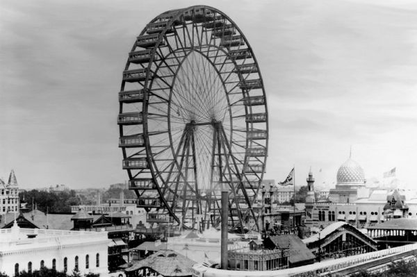Самым первым колесом обозрения стало колесо Джорджа Вашингтона Гейла Ферриса-младшего, построенное к Всемирной колумбовской выставке 1893 года в Чикаго в качестве ответа башне Эйфеля в Париже. Диаметр колеса составлял 75 метров, а масса конструкции достигала 2000 тонн. Это колесо было выше самого высокого небоскрёба того времени.