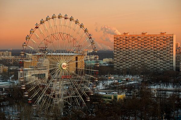 Крупнейшим колесом обозрения стран СНГ и Восточной Европы является колесо имени 850-летия Москвы, находящееся в ВВЦ. Диаметр колеса составляет 70 метров, а высота – 73 метра. Оно было возведено в 1995 году и состоит из 40 кабинок. Один поворот колеса продолжается семь минут.