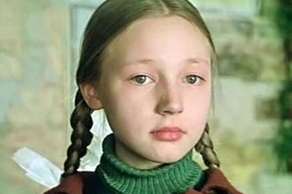 В возрасте 12 лет в кино дебютировала Кристина Орбакайте. В отличие от других актёров-подростков, она сыграла не в комедии, а в сложной драме Ролана Быкова «Чучело» 1983 года. Вместе с ней в кино снимались Юрий Никулин, Елена Санаева и сам Ролан Быков.