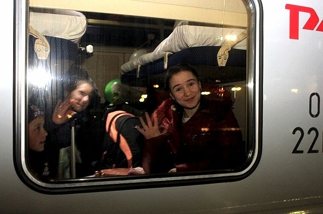 Дети радостно махали фотографам из окна поезда Москва-Смоленск