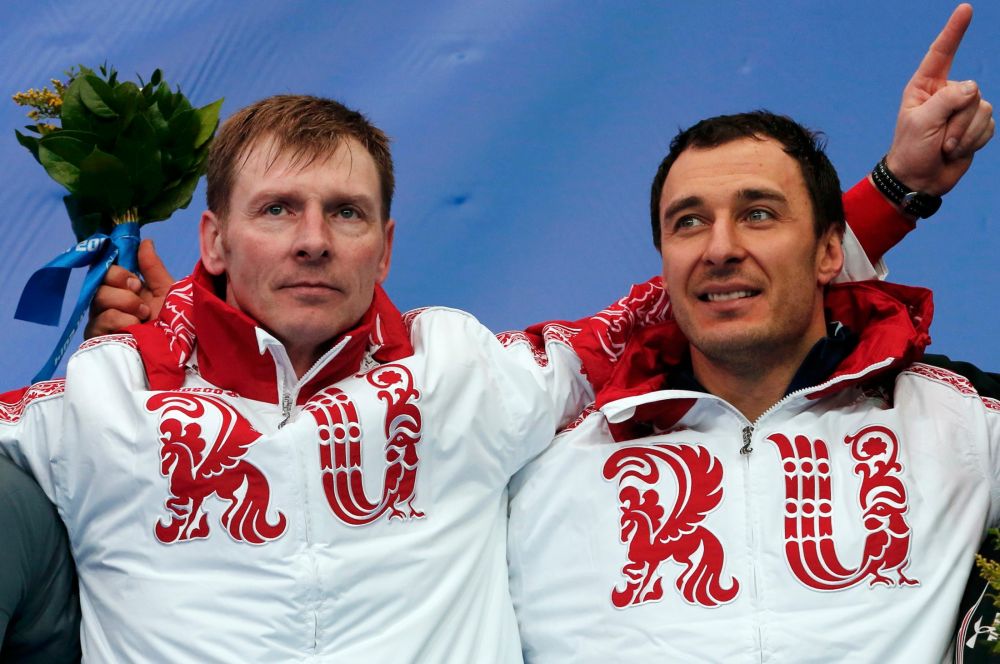 Экипаж бобслеистов в составе Александра Зубкова (слева) и Алексея Воеводы принёс нашей сборной пятую золотую медаль.