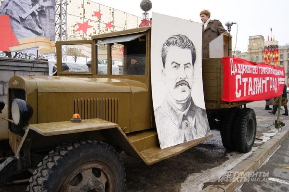 В изображении Сталина не нужно искать политический подтекст: раз портрет был в 1943, значит, и у реконструкторов должен быть.
