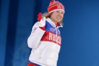 Ольга Фаткулина во время медальной церемонии на XXII зимних Олимпийских играх