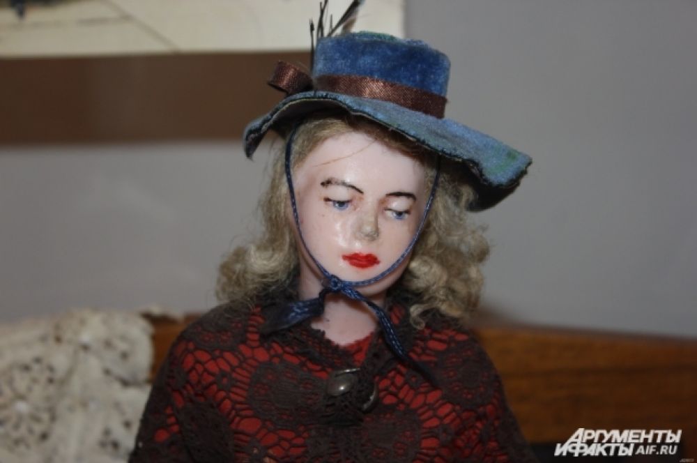 Кукла-барышня в синей шляпке  -  Англия, нач. 20 в., воск.