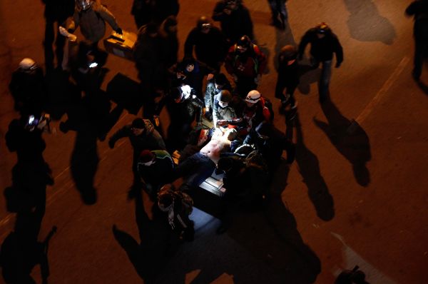 В общей сложности, по заявлениям министерства здравоохранения Украины, за ночь беспорядков в Киеве погибли 25 человек. МВД Украины сообщило о десяти погибших из числа сотрудников правоохранительных органов.