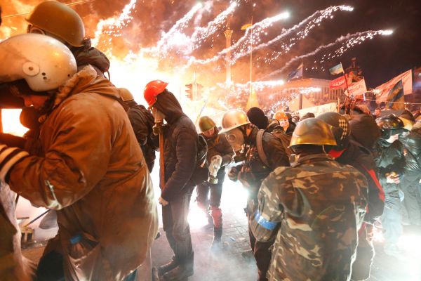 В ответ протестующие забрасывали правоохранителей «коктейлями Молотова» и фейерверками.