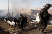 В настоящее время столкновения активистов Евромайдана и правоохранителей продолжаются. В воздухе взрываются петарды, свето-шумовые гранаты и коктейли Молотова. В сторону силовиков манифестанты бросают брусчатку.