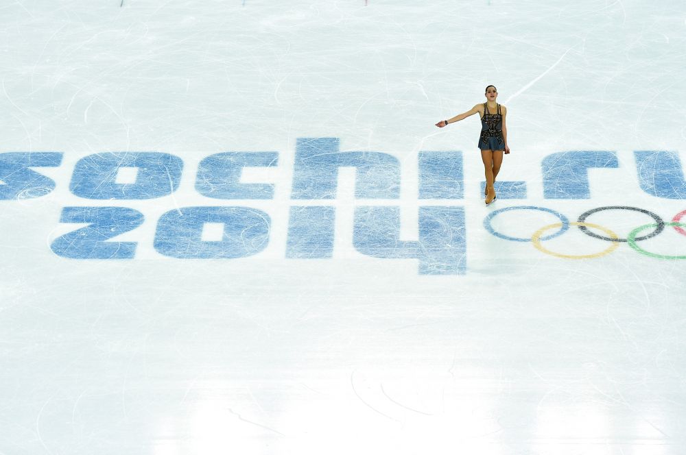 Ну а после Костнер на лёд вышла Аделина Сотникова.