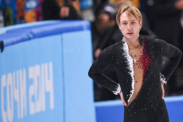 Евгений Плющенко завоевал свою вторую золотую медаль на Олимпийских играх, но после тренировки перед одиночными выступлениями из-за травмы спины снялся с соревнований.