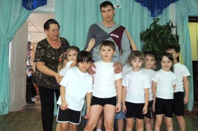 Александр Тимошенков с воспитанникамии детского сада. 