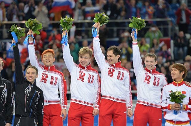 Мужская сборная России по шорт-треку, Руслан Захаров - крайний в верхнем ряду.