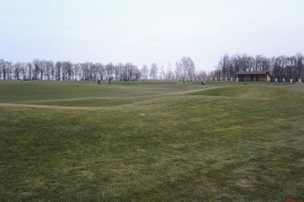 Обширное поле для гольфа с мягчайшей травой вызывало восхищение у всех