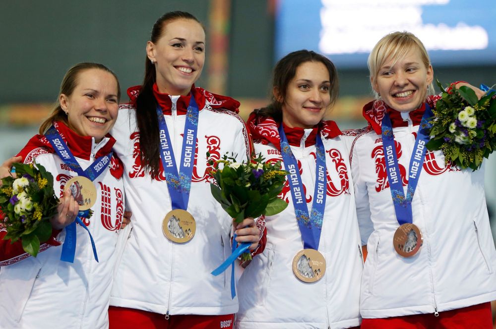 Конькобежки Ольга Граф, Екатерина Лобышева, Екатерина Шихова и Юлия Скокова (слева направо) завоевали бронзовую медаль в командной гонке.
