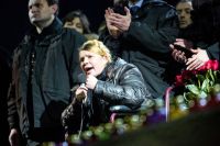 Бывший премьер-министр Украины Юлия Тимошенко, освобожденная из тюремного заключения, во время выступления перед сторонниками оппозиции на площади Независимости в Киеве. 