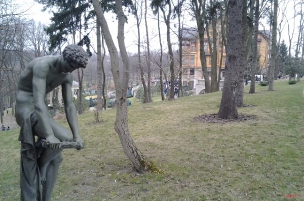 Парк изобилует бронзовыми и мраморными скульптурами