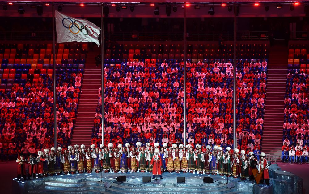 Всероссийский сводный хор под управление дирижера Валерия Гергиева исполнил гимн России.