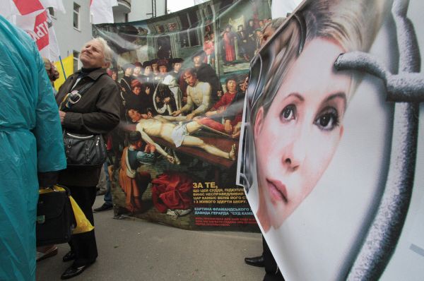 В тюрьме состояние здоровья Юлии Тимошенко начало ухудшаться. Она страдала от сильных болей в спине, а позже врачи диагностировали «межпозвоночную грыжу». В апреле Юлию Тимошенко навестил «эксперт омбудсмена Украины» и составил «письменное заключение о побоях». Это событие вызвало большой международный скандал.