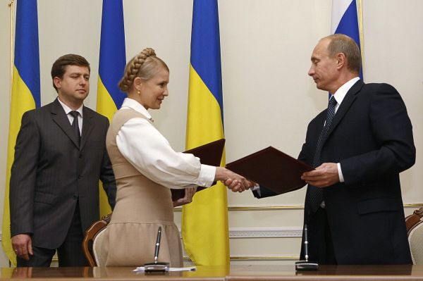 В 2008 году Тимошенко добилась отстранения негосударственной компании «РосУкрЭнерго» от поставок газа и перехода на прямой контракт «Нафтогаз Украины» с «Газпромом». Позже власти сочтут этот договор «кабальным», а сама Тимошенко была приговорена к семи годам заключения за превышение власти.