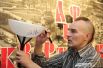 Сергей Паращук оставляет традиционный автограф на плафоне спецпроекта «АиФ-Квартирник» 
