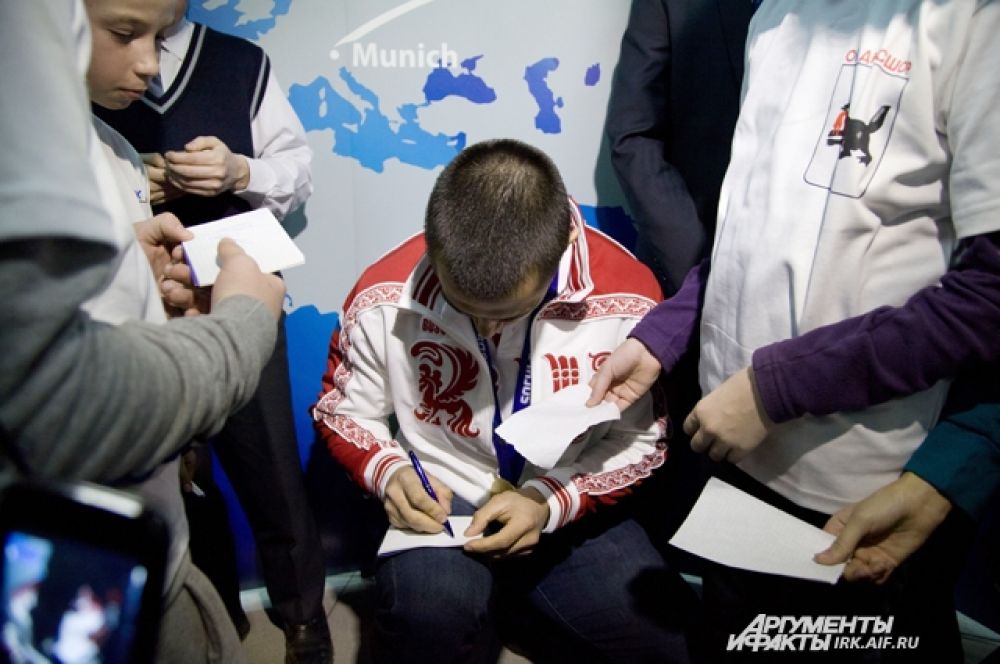 Своим поклонникам Алексей раздал автографы буквально, которые буквально писал на коленках.