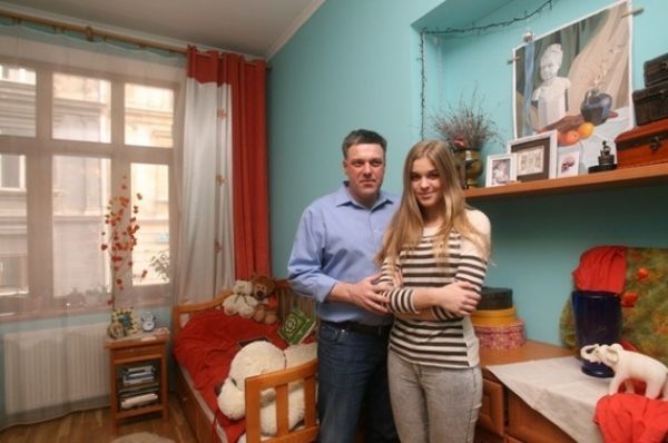 Олег Тягнибок показывает комнату дочери