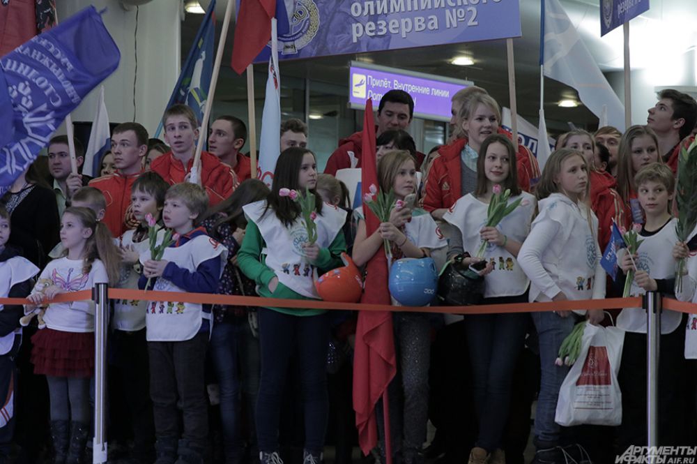 Готовиться к встрече болельщики начали задолго — они подготовили ряд плакатов и речёвок, среди которых были такие: «Виктор Ан перевыполнил план!» и «Наша Юля лучше всех, нашу Юлю ждет успех!».