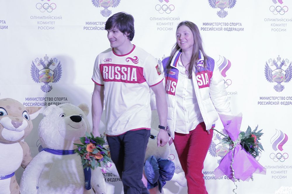 Болельщики тепло поприветствовали Вика Уайлда, уроженца США, принесшего России две золотые медали. Он вышел вместе со своей невестой Аленой Заварзиной, тоже выигравшей медаль в Сочи. «Спасибо огромное! Если бы не вы, мы бы не достигли этих высот. Спасибо всем, кто любит кататься на сноуборде. Мы вас любим», — сказала Заварзина, позже добавив: «Вик говорит, что без вас он бы ничего не смог». Уайлд повторил тоже самое на английском.
