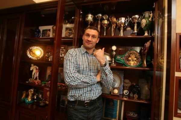 Виталий Кличко позирует на фоне своих наград