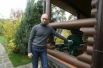 Арсений Яценюк показывает модель пулемета