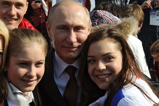 Президент России Владимир Путин с призёрами Олимпийских игр в Сочи Юлией Липницкой и Аделиной Сотниковой.