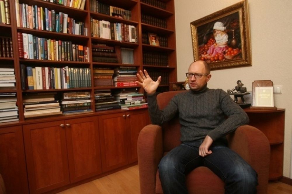 Арсений Яценюк в своем кабинете