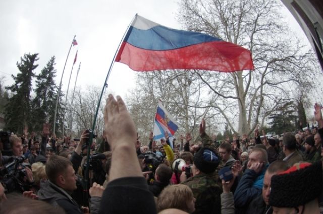 Участники митинга возле городской администрации Севастополя выступают против признания незаконным избрания предпринимателя Алексея Чалого главой города.