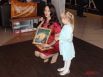 Мария Айзатуллова вместе с дочкой представила бисерные картины