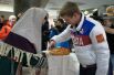 Олимпийского чемпиона в аэропорту ханты-Мансийска встречали с хлебом и солью.