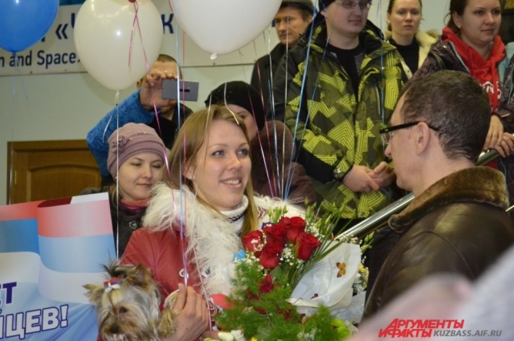 Первой из зала прилёта вышла Надежда Сергеева, друзья и родные встретили кемеровчанку очень тепло.