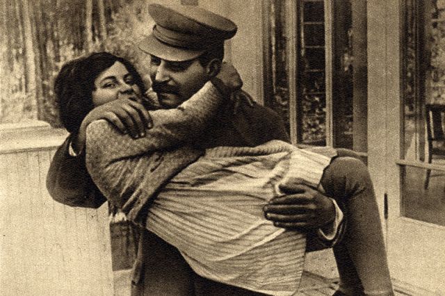 Светлана Сталина на руках отца, 1935 год.
