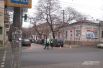 На подъезде к Верховному совету АРК движение на дорогах регулировали инспекторы ГАИ.