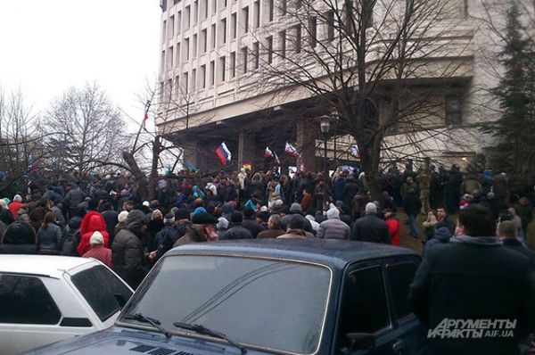 Недалеко от входа в крымский парламент с этой стороны митингующие скандировали «Россия! Россия! Россия!». Среди них было много «антифашистов» спортивного телосложения и с георгиевскими ленточками.