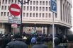 У входа в парламент собрались сторонники Украины.