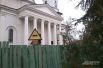 На здании церкви в день митинга у парламента установили динамики для агитации.