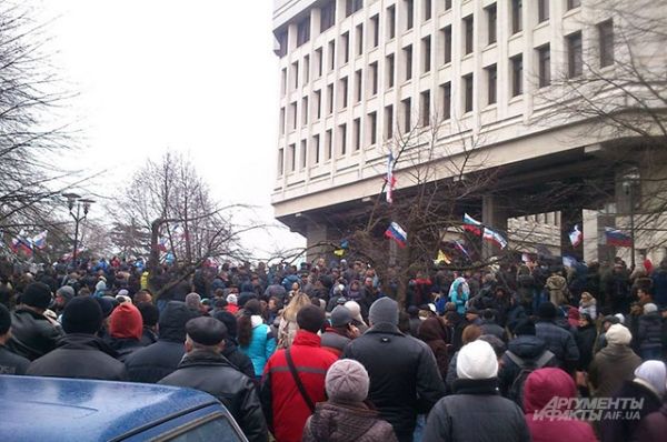 Во время митинга с этой стороны Верховного совета Крыма можно было увидеть множество российских флагов.