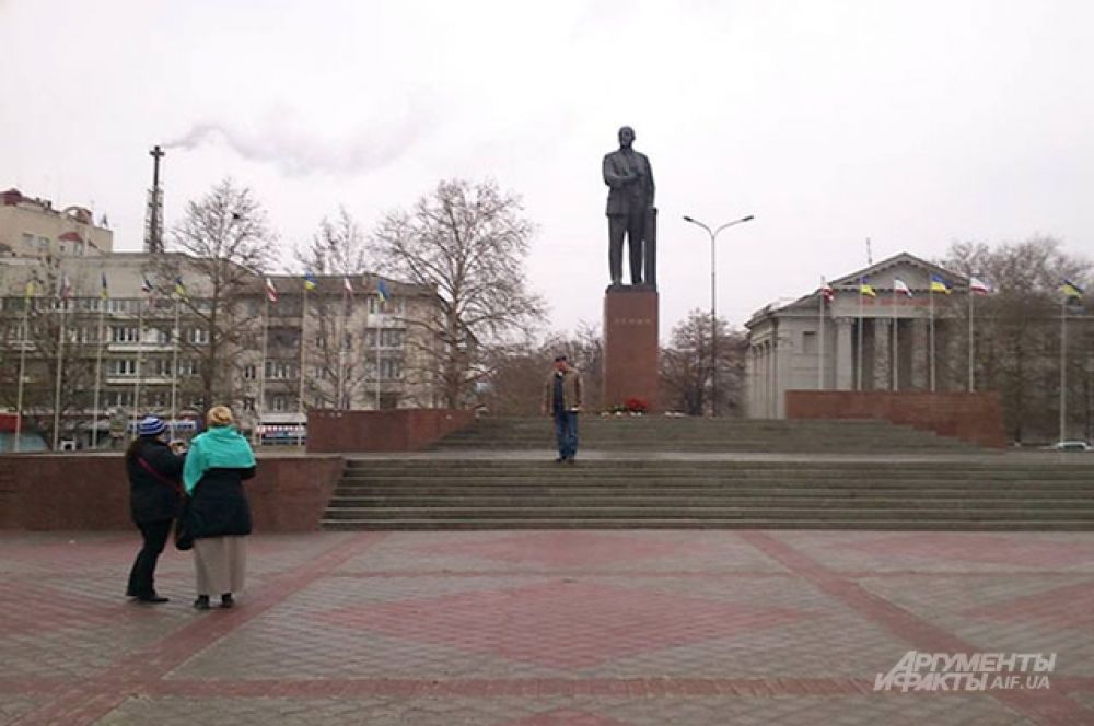 Пока у здания парламенты шло противостояние манифестантов, на площади Ленина было спокойно. Митингующим пока что не до памятника вождю мирового пролетариата.