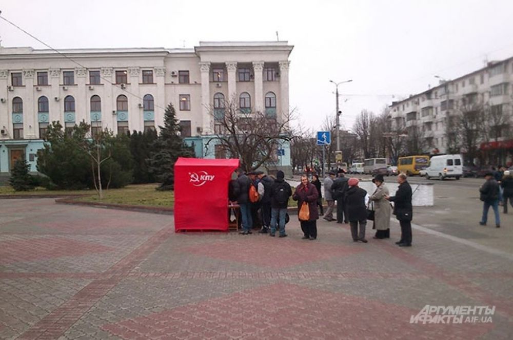 В палатках КПУ раздавали агитационные материалы и собирали подписи за то, чтобы не сносили памятник Ленину. Также активисты против переноса монумента.