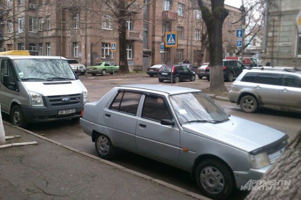 Машины на ул. Жуковского недалеко от Верховного совета Крыма. По словам местных жителей, обычно так много машин здесь не бывает даже в летний сезон.