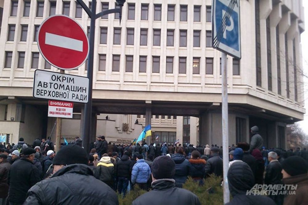 У входа в парламент собрались сторонники Украины.